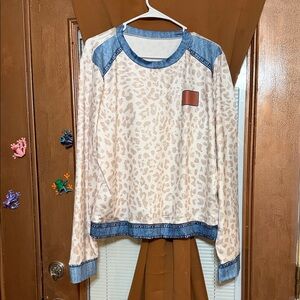 Long sleeve top, never worn. Size xl
